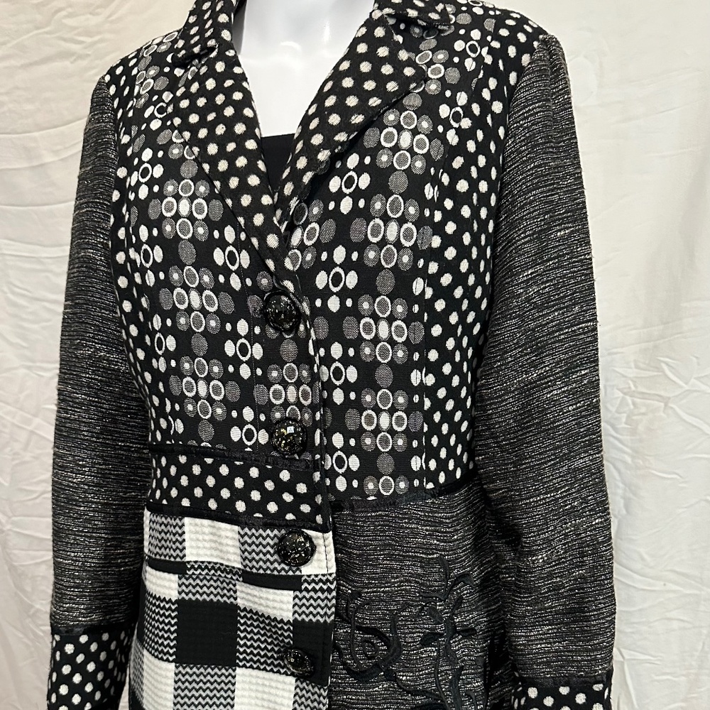 Fully lined, black and white blazer. Unique pattern.